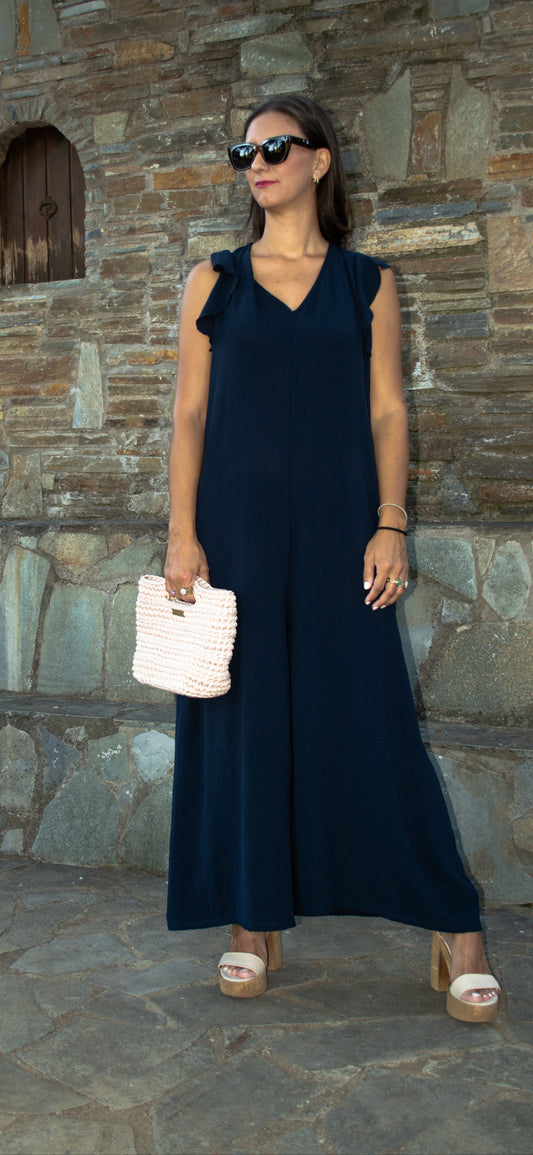 One-size women's jumpsuit in relaxed fit with elegant sleeve detail, designed for comfort, movement, and personal style.