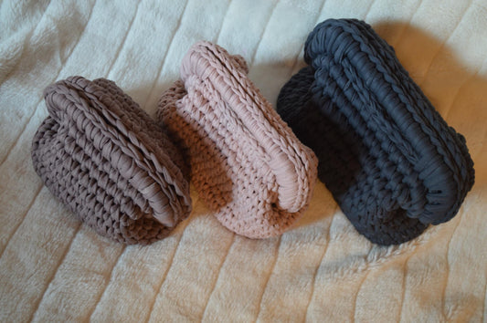 Handmade crochet clutch bag in a modern, youthful design. Soft texture, compact size, perfect for evening outings or stylish daytime looks. Available in trendy colors. Available in three sizes