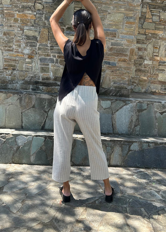 Women's backless crop top in lightweight fabric — modern design and breathable comfort for everyday wear.