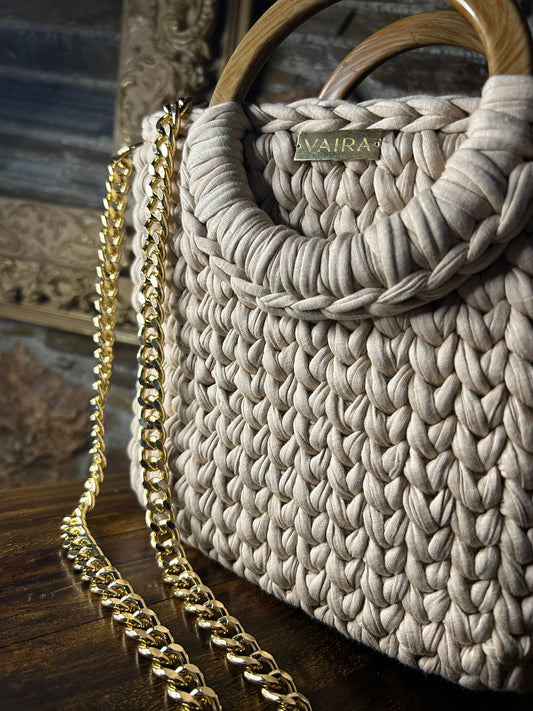 Handcrafted cotton handbag in soft nude tones, featuring a refined lining, removable gold-tone chain, and customizable handles. Designed for timeless style and versatile wear — from day to night.