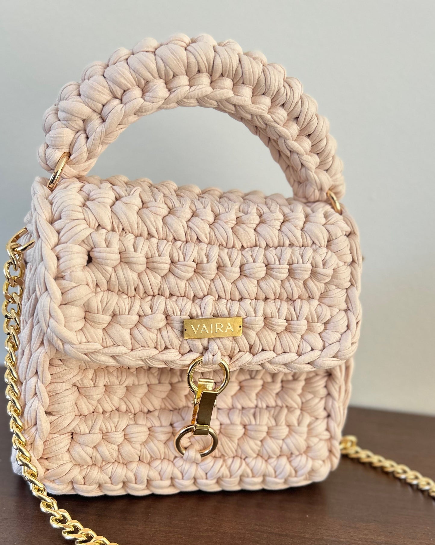 Entirely handcrafted with a unique stitch and golden chain, this petite yet charming shoulder bag brings everyday elegance to life. Perfectly sized for your essentials, it features a standout closure and luxurious texture — a true style statement born from the art of handmade creation.