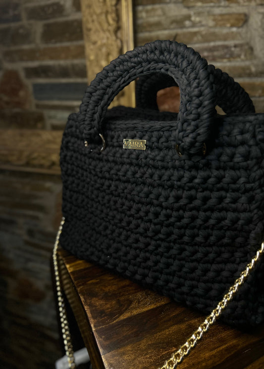Handmade women's shoulder bag with a crochet handle, featuring a minimalist design in neutral tones. Includes gold-tone details, and a soft inner lining. Ideal for everyday use or office wear, combining elegance with practicality