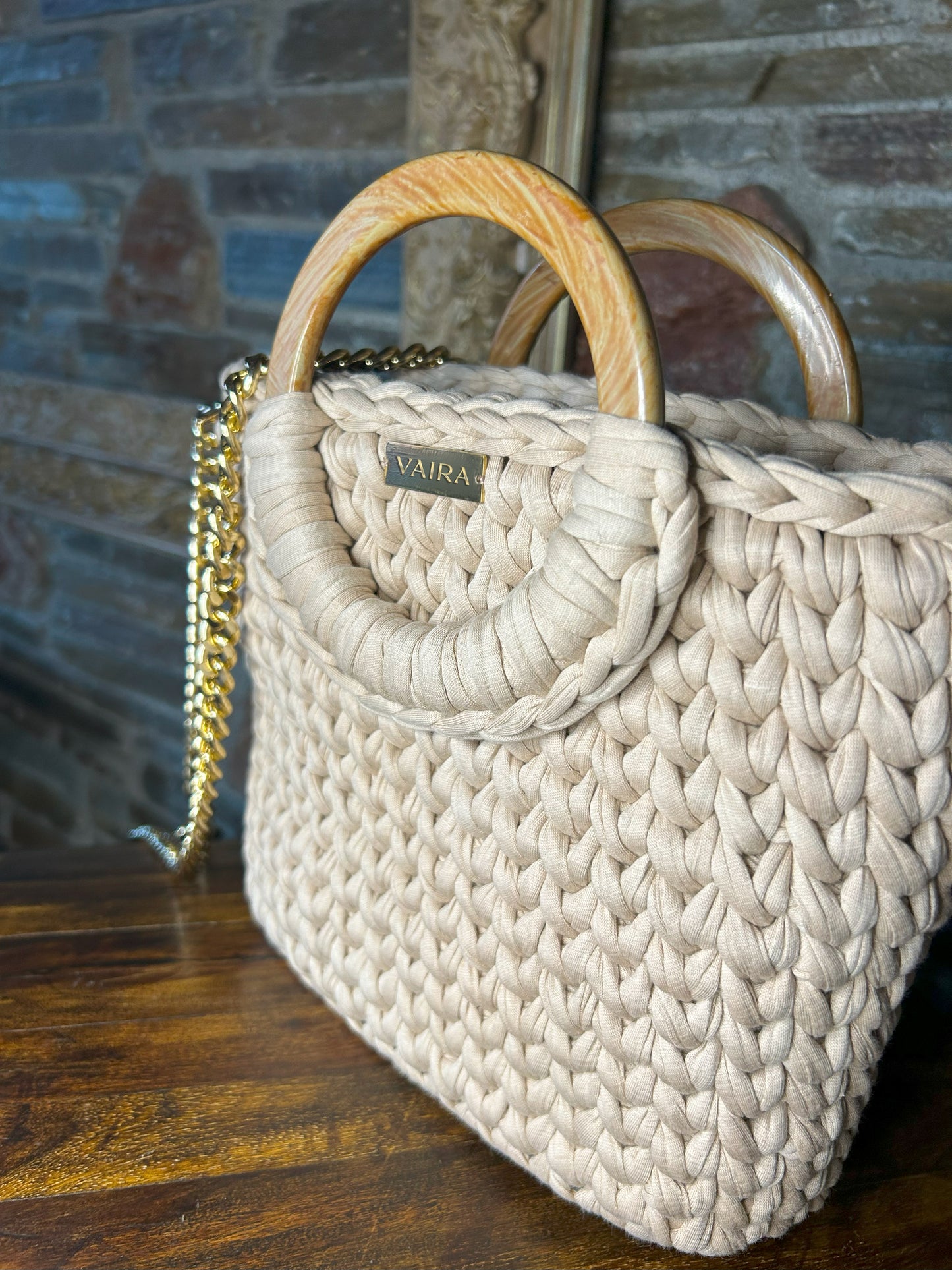 Handcrafted cotton handbag in soft nude tones, featuring a refined lining, removable gold-tone chain, and customizable handles. Designed for timeless style and versatile wear — from day to night.