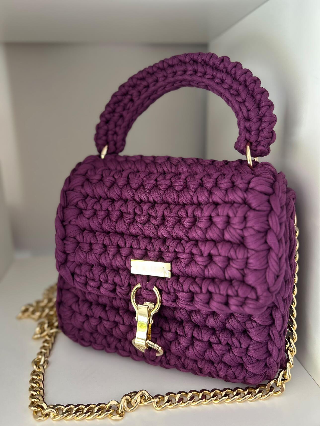 Entirely handcrafted with a unique stitch and golden chain, this petite yet charming shoulder bag brings everyday elegance to life. Perfectly sized for your essentials, it features a standout closure and luxurious texture — a true style statement born from the art of handmade creation.