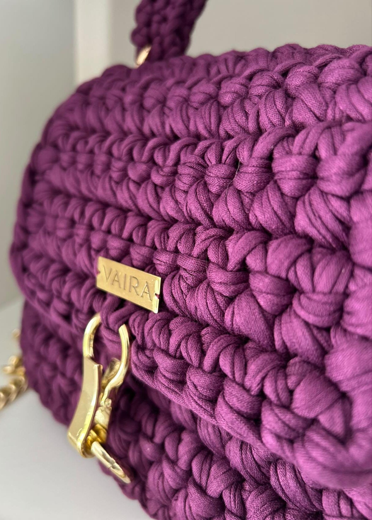Entirely handcrafted with a unique stitch and golden chain, this petite yet charming shoulder bag brings everyday elegance to life. Perfectly sized for your essentials, it features a standout closure and luxurious texture — a true style statement born from the art of handmade creation.