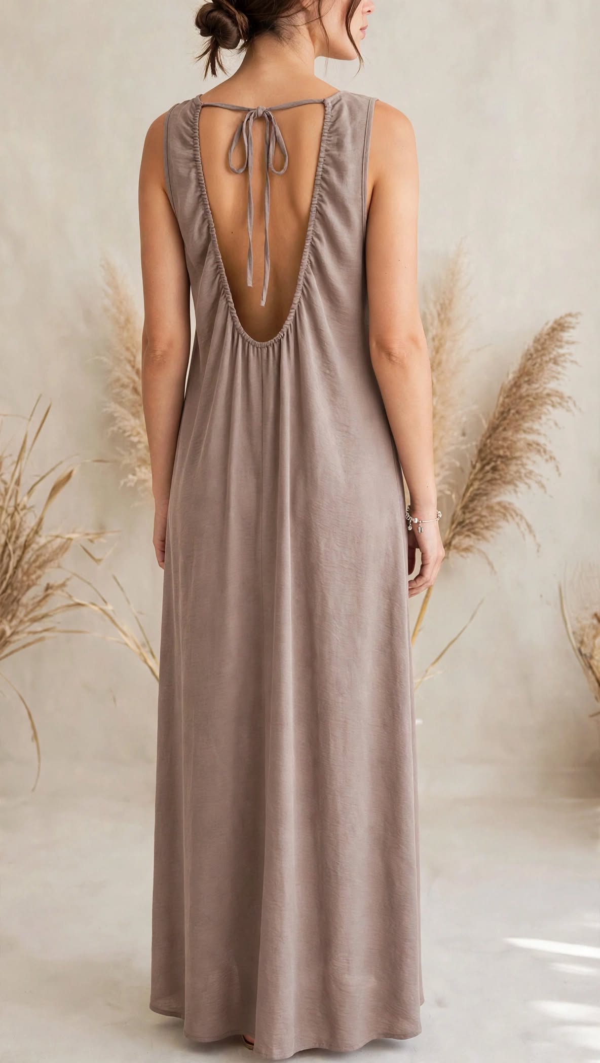 Ανακαλύψτε το γυναικείο σατέν maxi φόρεμα "Athena" σε taupe/πούδρα απόχρωση. Αέρινη Α-γραμμή με εντυπωσιακά ανοιχτή πλάτη & κορδόνι. Αποκτήστε το!