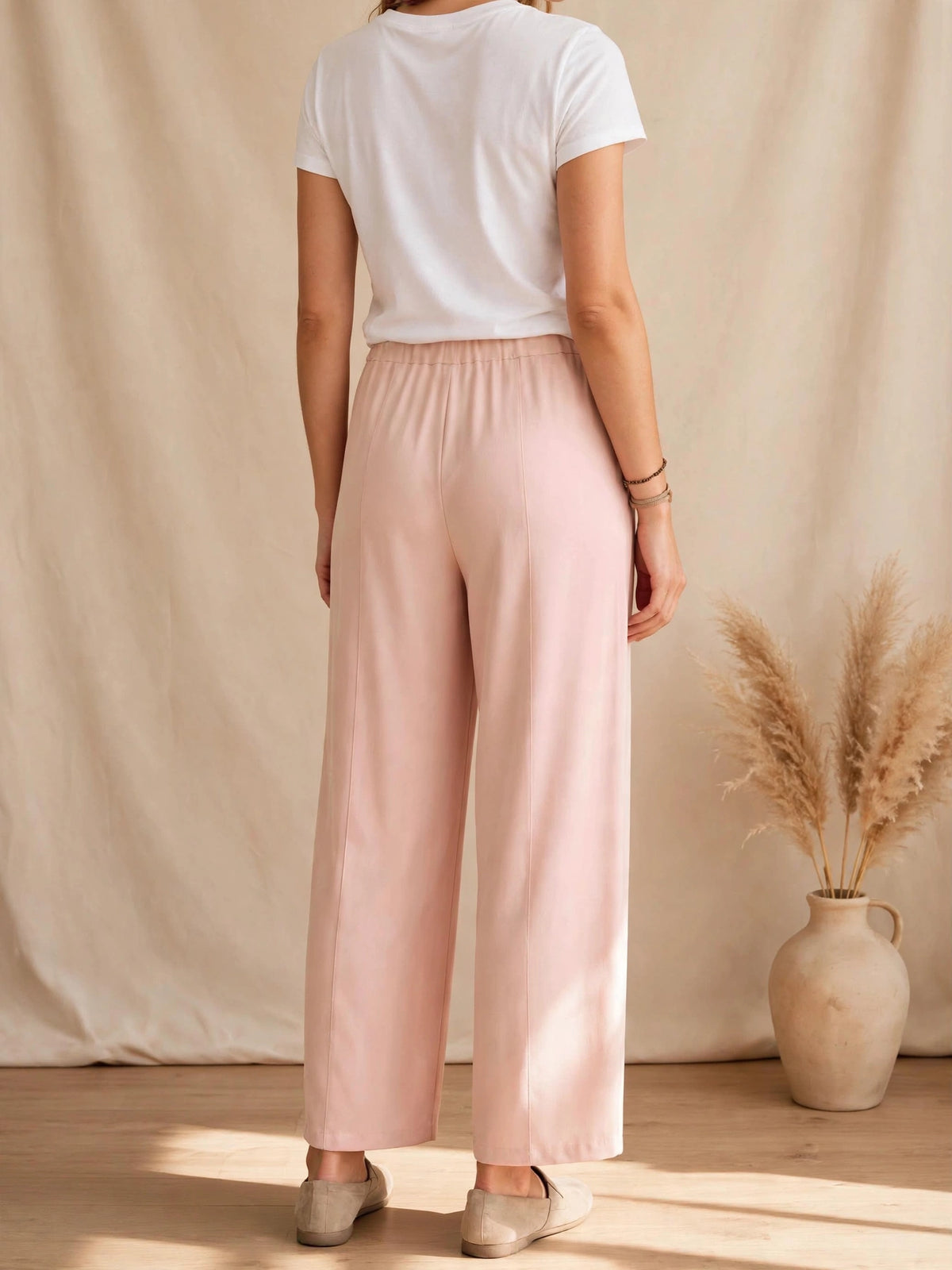 Ανακαλύψτε το γυναικείο wide-leg παντελόνι "Selene" σε ροζ-πούδρα απόχρωση. Ψηλόμεσο με ελαστική μέση, τσέπες & κάθετες ραφές. Αποκτήστε το!