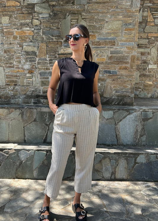 Women's backless crop top in lightweight fabric — modern design and breathable comfort for everyday wear.