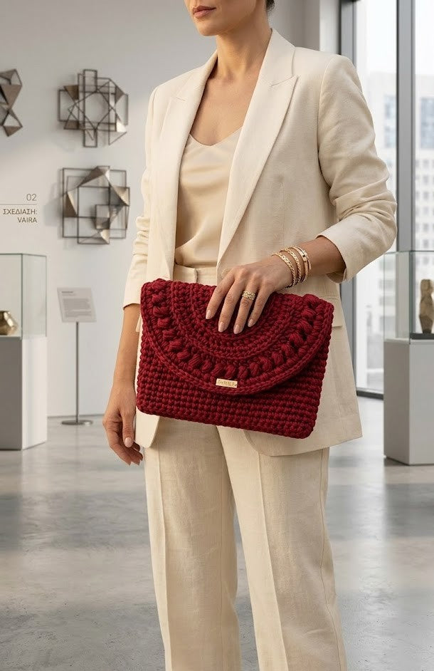 Γυναικείο πλεκτό clutch bag με γεωμετρικό καπάκι και χειροποίητη υφή, συνδυασμένο με κομψό business look. Χειροποίητη πλεκτή τσάντα φάκελος με ανάγλυφη πλέξη "puffy" και μεταλλική λεπτομέρεια με λογότυπο .διαθέσιμη σε ποικιλία χρωμάτων.