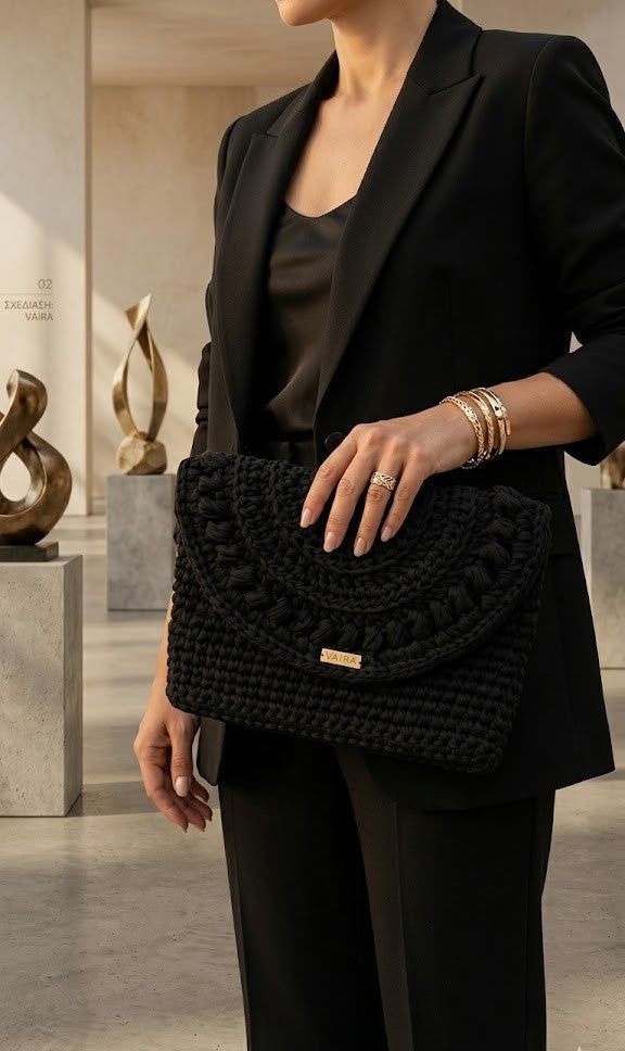 Γυναικείο πλεκτό clutch bag με γεωμετρικό καπάκι και χειροποίητη υφή, συνδυασμένο με κομψό business look. Χειροποίητη πλεκτή τσάντα φάκελος με ανάγλυφη πλέξη "puffy" και μεταλλική λεπτομέρεια με λογότυπο .διαθέσιμη σε ποικιλία χρωμάτων.