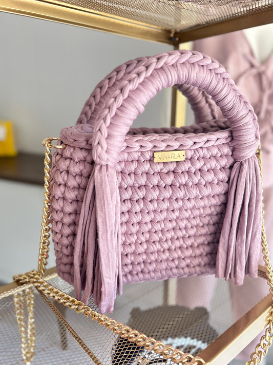 A true symbol of elegance, this handwoven shoulder bag features an exquisite braided design that adds texture and charm. Its shimmering gold chain elevates the look, offering a touch of luxury and versatility. Compact yet spacious, it fits all your daily essentials effortlessly. The standout clasp completes the design with flair, making it perfect from morning coffee to evening dinner.