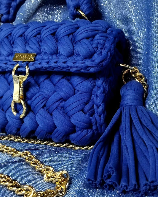 Handmade handle bag striking knitted pattern golden details cozy size