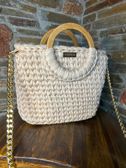Handcrafted cotton handbag in soft nude tones, featuring a refined lining, removable gold-tone chain, and customizable handles. Designed for timeless style and versatile wear — from day to night.