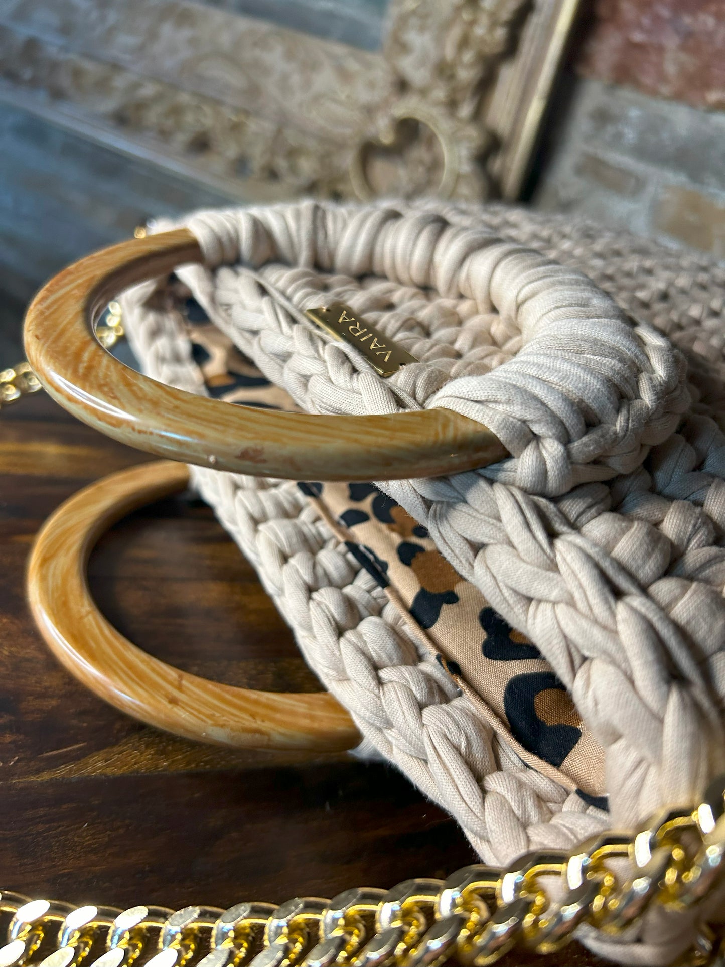 Handcrafted cotton handbag in soft nude tones, featuring a refined lining, removable gold-tone chain, and customizable handles. Designed for timeless style and versatile wear — from day to night.
