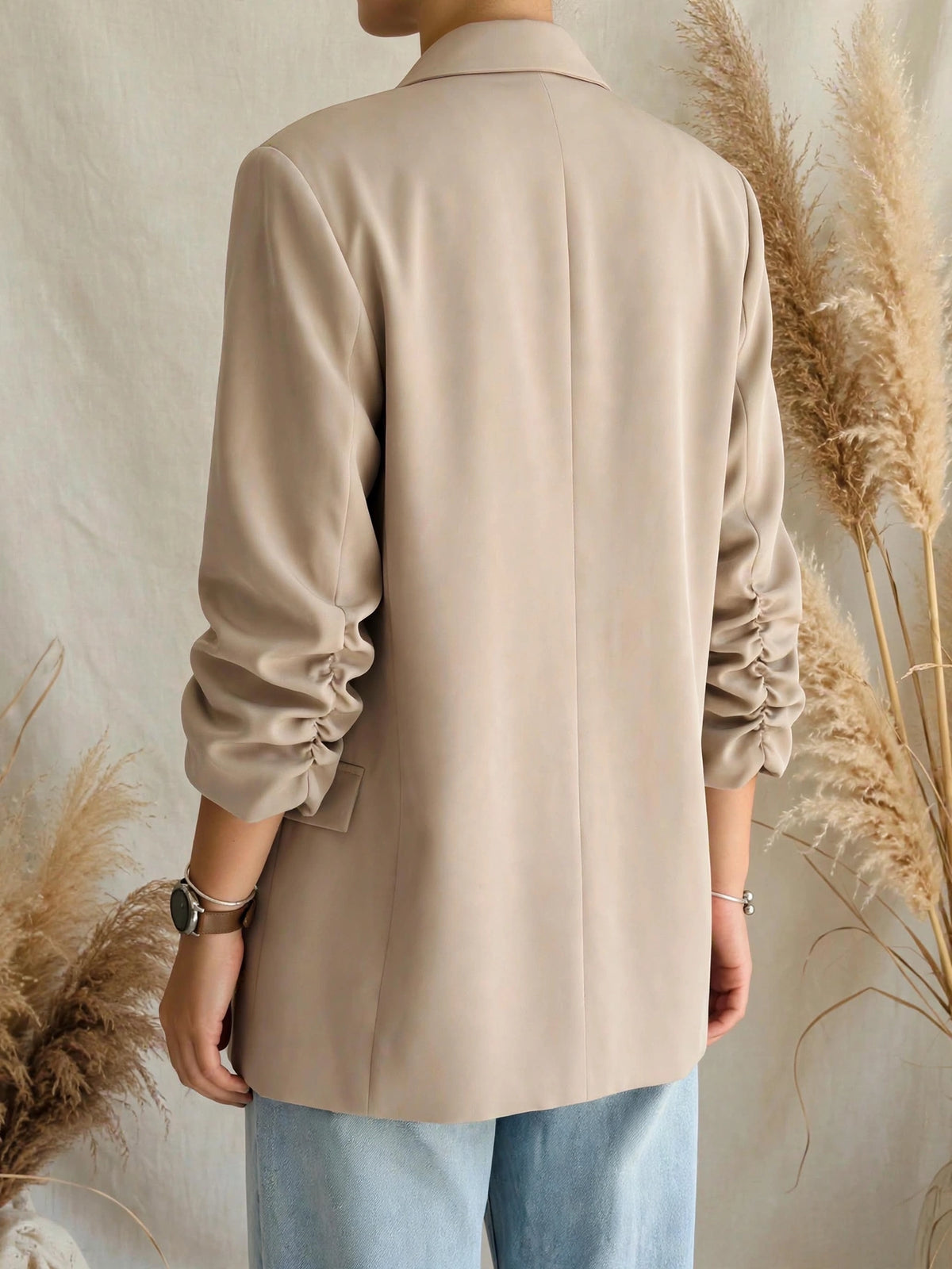Ανακαλύψτε το γυναικείο blazer "Chloe" σε μπεζ απόχρωση. Oversized γραμμή με σάλι γιακά, διακοσμητικές τσέπες & μαζεμένα μανίκια για chic εμφανίσεις. Αποκτήστε το!