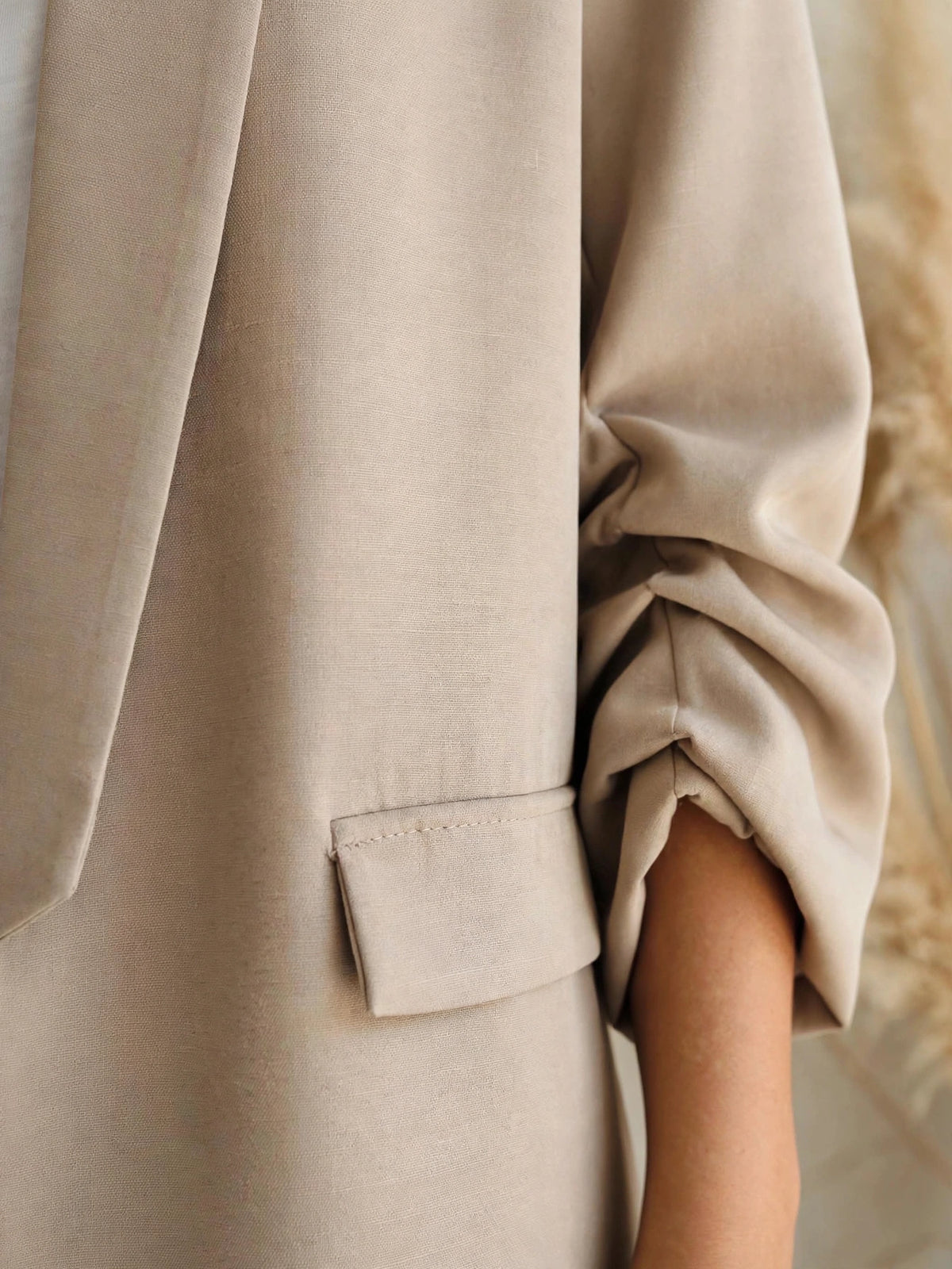 Ανακαλύψτε το γυναικείο blazer "Chloe" σε μπεζ απόχρωση. Oversized γραμμή με σάλι γιακά, διακοσμητικές τσέπες & μαζεμένα μανίκια για chic εμφανίσεις. Αποκτήστε το!
