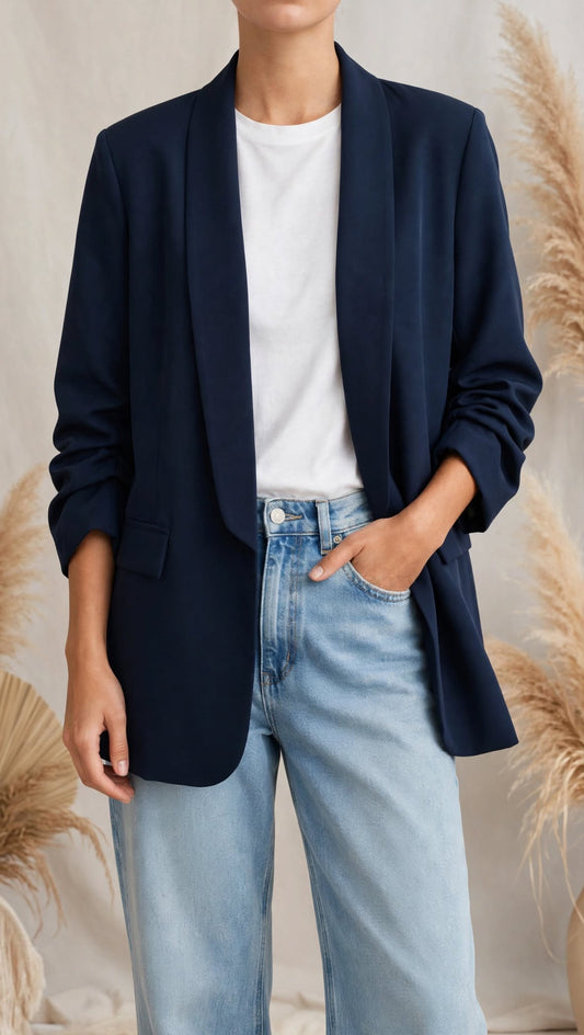 Ανακαλύψτε το γυναικείο blazer "Chloe" σε navy blue απόχρωση. Oversized γραμμή με σάλι γιακά, διακοσμητικές τσέπες & μαζεμένα μανίκια για chic εμφανίσεις. Αποκτήστε το!