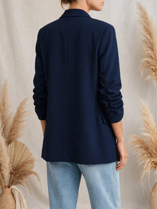 Ανακαλύψτε το γυναικείο blazer "Chloe" σε navy blue απόχρωση. Oversized γραμμή με σάλι γιακά, διακοσμητικές τσέπες & μαζεμένα μανίκια για chic εμφανίσεις. Αποκτήστε το!