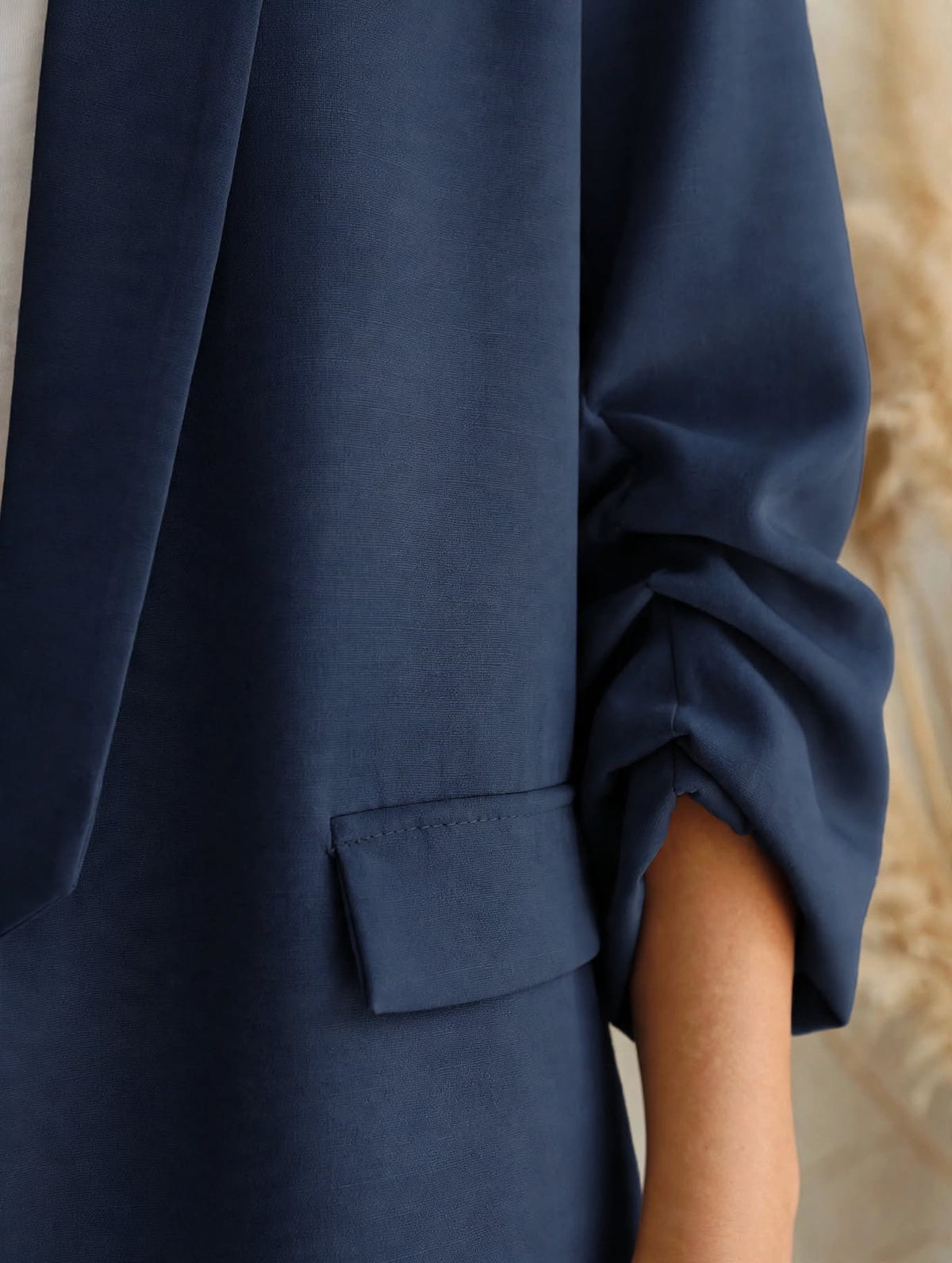 Ανακαλύψτε το γυναικείο blazer "Chloe" σε navy blue απόχρωση. Oversized γραμμή με σάλι γιακά, διακοσμητικές τσέπες & μαζεμένα μανίκια για chic εμφανίσεις. Αποκτήστε το!