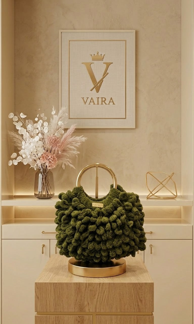 Χειροποίητη πλεκτή τσάντα Vaira από μαύρο νήμα Puffy σε πολυτελές φόντο

Μαύρη τσάντα χειρός με ανάγλυφη υφή Puffy και χρυσό λογότυπο Vaira