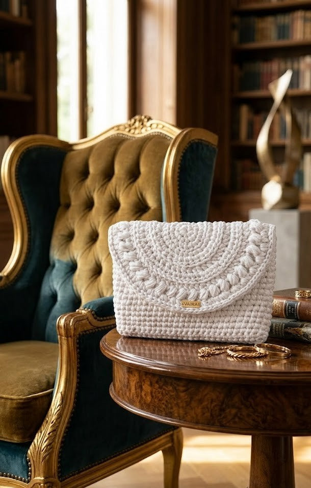 Γυναικείο πλεκτό clutch bag με γεωμετρικό καπάκι και χειροποίητη υφή, συνδυασμένο με κομψό business look. Χειροποίητη πλεκτή τσάντα φάκελος με ανάγλυφη πλέξη "puffy" και μεταλλική λεπτομέρεια με λογότυπο .διαθέσιμη σε ποικιλία χρωμάτων.
